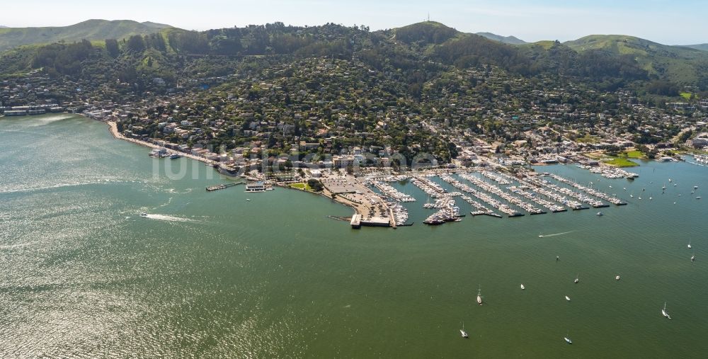 Sausalito von oben - Yachthafen mit Sportboot- Anlegestellen und Bootsliegeplätzen am Uferbereich Richardson Bay - Bridgeway in Sausalito in USA