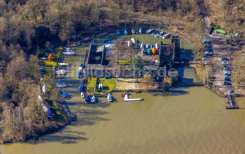 Luftaufnahme Essen - Yachthafen mit Sportboot- Anlegestellen und Bootsliegeplätzen am Uferbereich der Ruhr in Essen im Bundesland Nordrhein-Westfalen, Deutschland