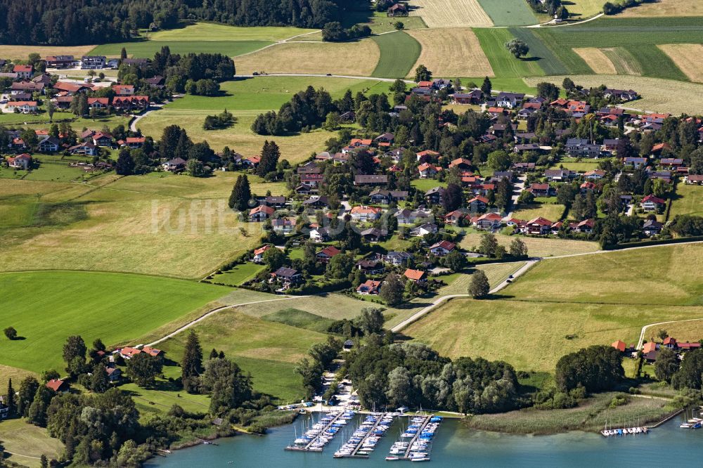 Breitbrunn am Chiemsee von oben - Yachthafen mit Sportboot- Anlegestellen und Bootsliegeplätzen am Uferbereich Sailing Club Breitbrunn-Chiemsee (SCBC) e.V. in Breitbrunn am Chiemsee im Bundesland Bayern, Deutschland