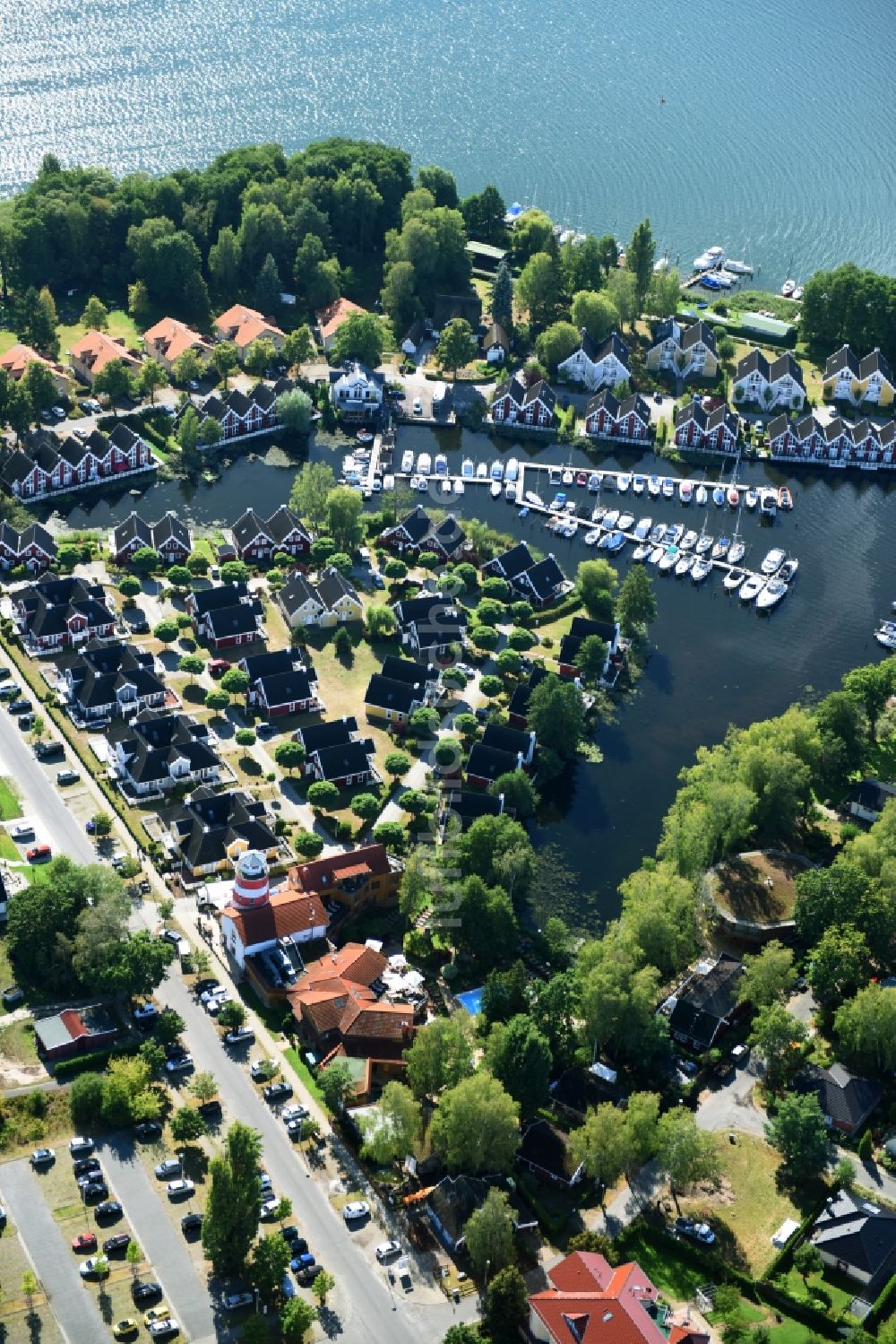 Luftaufnahme Wendisch Rietz - Yachthafen mit Sportboot- Anlegestellen und Bootsliegeplätzen am Uferbereich des Scharmützelsees in Wendisch Rietz im Bundesland Brandenburg