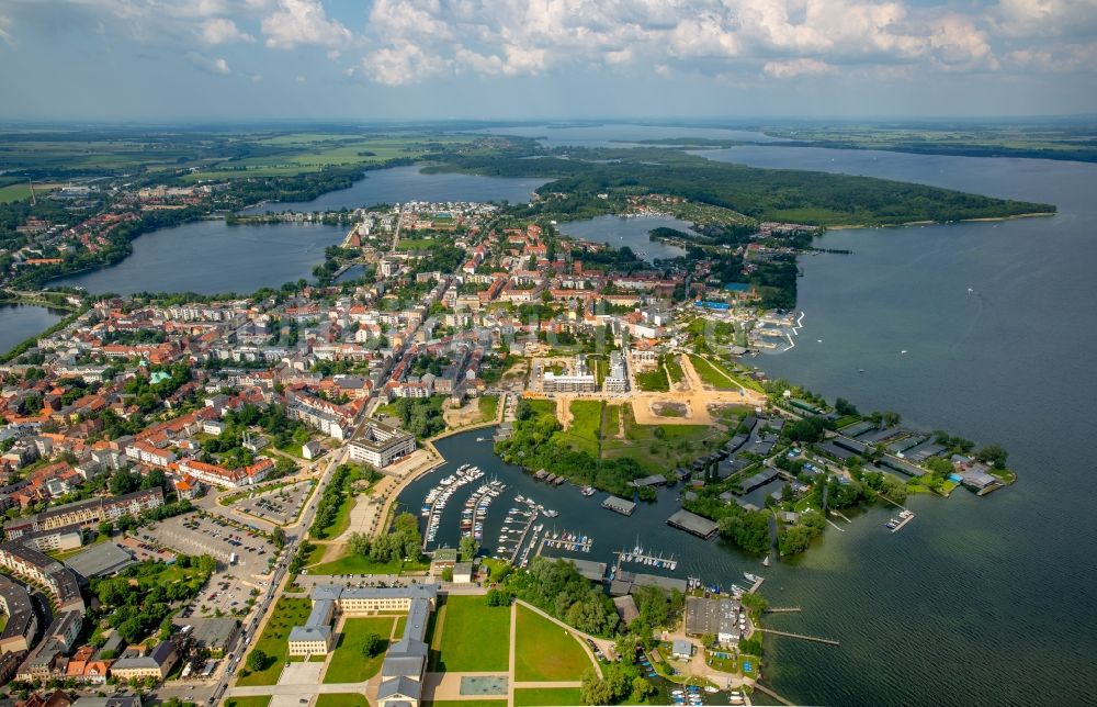 Schwerin von oben - Yachthafen mit Sportboot- Anlegestellen und Bootsliegeplätzen am Uferbereich des Schweriner Innensees in Schwerin im Bundesland Mecklenburg-Vorpommern