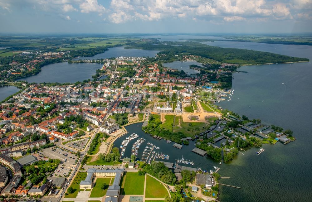 Schwerin aus der Vogelperspektive: Yachthafen mit Sportboot- Anlegestellen und Bootsliegeplätzen am Uferbereich des Schweriner Innensees in Schwerin im Bundesland Mecklenburg-Vorpommern