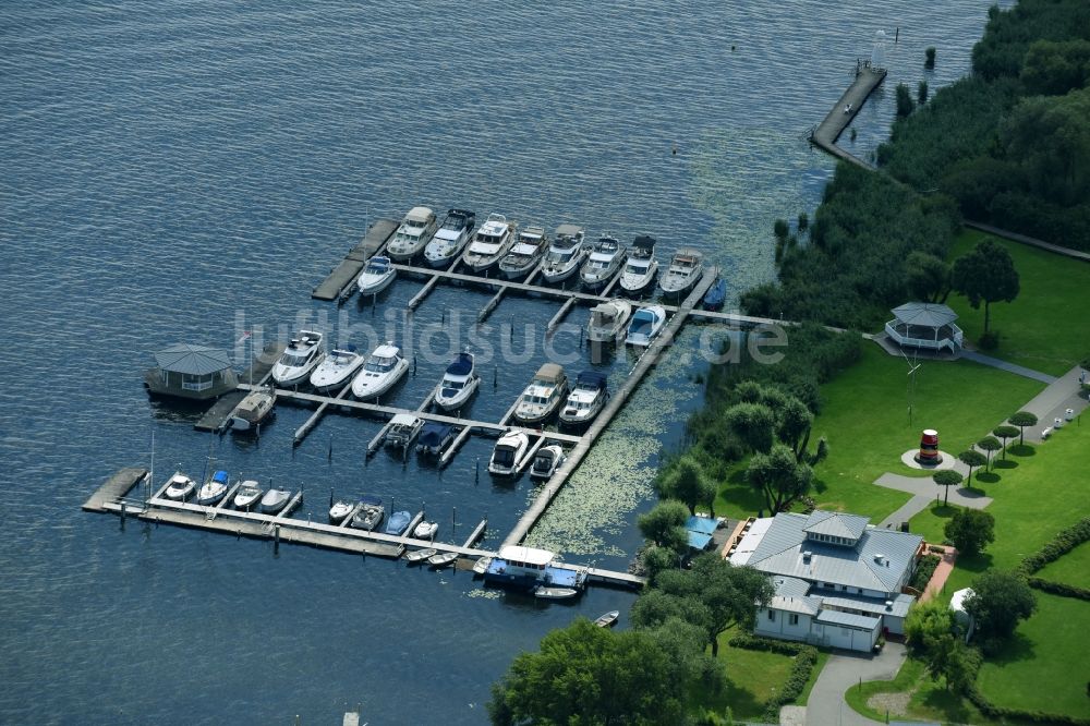 Werder (Havel) von oben - Yachthafen mit Sportboot- Anlegestellen und Bootsliegeplätzen am Uferbereich Am Schwielowsee im Ortsteil Petzow in Werder (Havel) im Bundesland Brandenburg, Deutschland