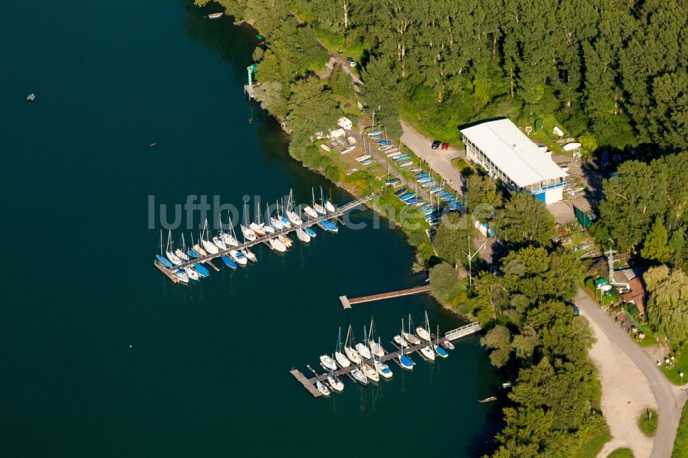 Wörth am Rhein aus der Vogelperspektive: Yachthafen mit Sportboot- Anlegestellen und Bootsliegeplätzen am Uferbereich des Segelclub RKC Wörth e.V. in Wörth am Rhein im Bundesland Rheinland-Pfalz, Deutschland