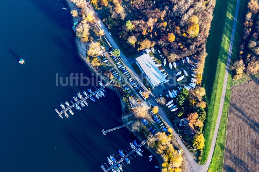 Wörth am Rhein aus der Vogelperspektive: Yachthafen mit Sportboot- Anlegestellen und Bootsliegeplätzen am Uferbereich des Segelclub RKC Wörth e.V. in Wörth am Rhein im Bundesland Rheinland-Pfalz, Deutschland