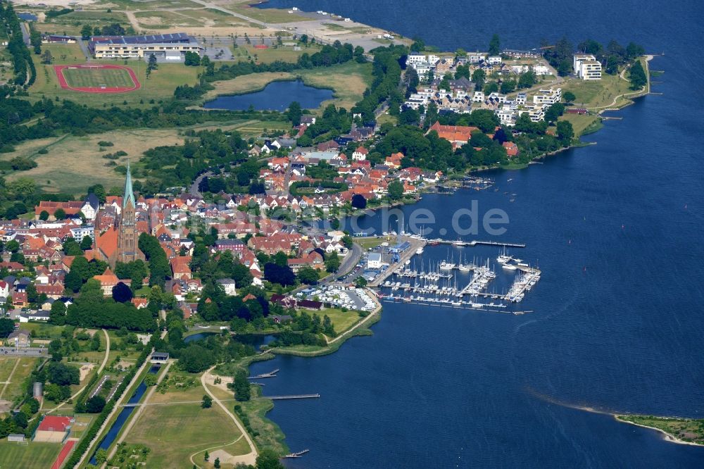 Luftaufnahme Schleswig - Yachthafen mit Sportboot- Anlegestellen und Bootsliegeplätzen am Uferbereich des Stadthafen im Ortsteil Annettenhöh in Schleswig im Bundesland Schleswig-Holstein