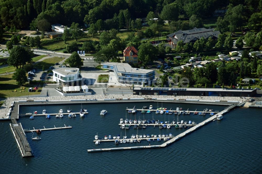 Luftaufnahme Senftenberg - Yachthafen mit Sportboot- Anlegestellen und Bootsliegeplätzen am Uferbereich des Stadthafen Senftenberg am Steindamm in Senftenberg im Bundesland Brandenburg, Deutschland