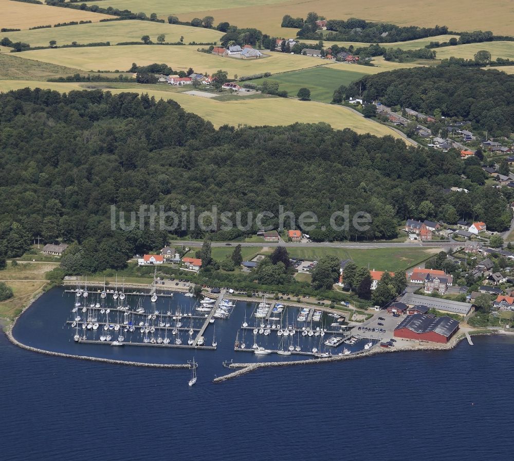 Luftbild Sydals - Yachthafen mit Sportboot- Anlegestellen und Bootsliegeplätzen am Uferbereich in Sydals in Dänemark