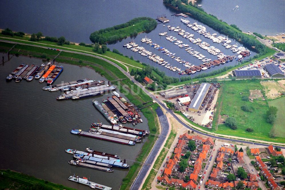 Luftaufnahme Tolkamer - Yachthafen mit Sportboot- Anlegestellen und Bootsliegeplätzen am Uferbereich in Tolkamer in Niederlande