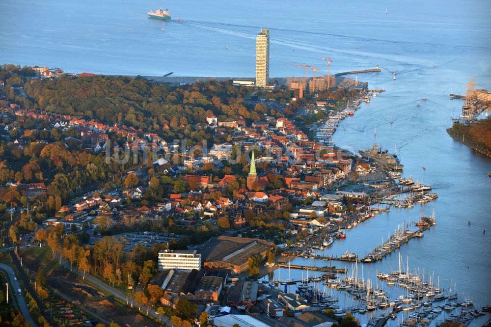 Travemünde aus der Vogelperspektive: Yachthafen mit Sportboot- Anlegestellen und Bootsliegeplätzen am Uferbereich der Trave in Travemünde im Bundesland Schleswig-Holstein, Deutschland