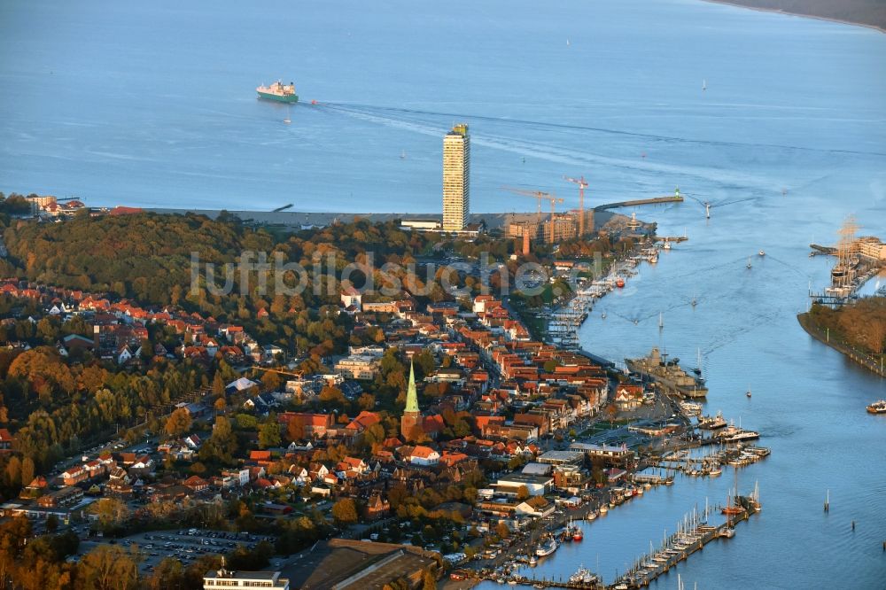 Luftbild Travemünde - Yachthafen mit Sportboot- Anlegestellen und Bootsliegeplätzen am Uferbereich der Trave in Travemünde im Bundesland Schleswig-Holstein, Deutschland