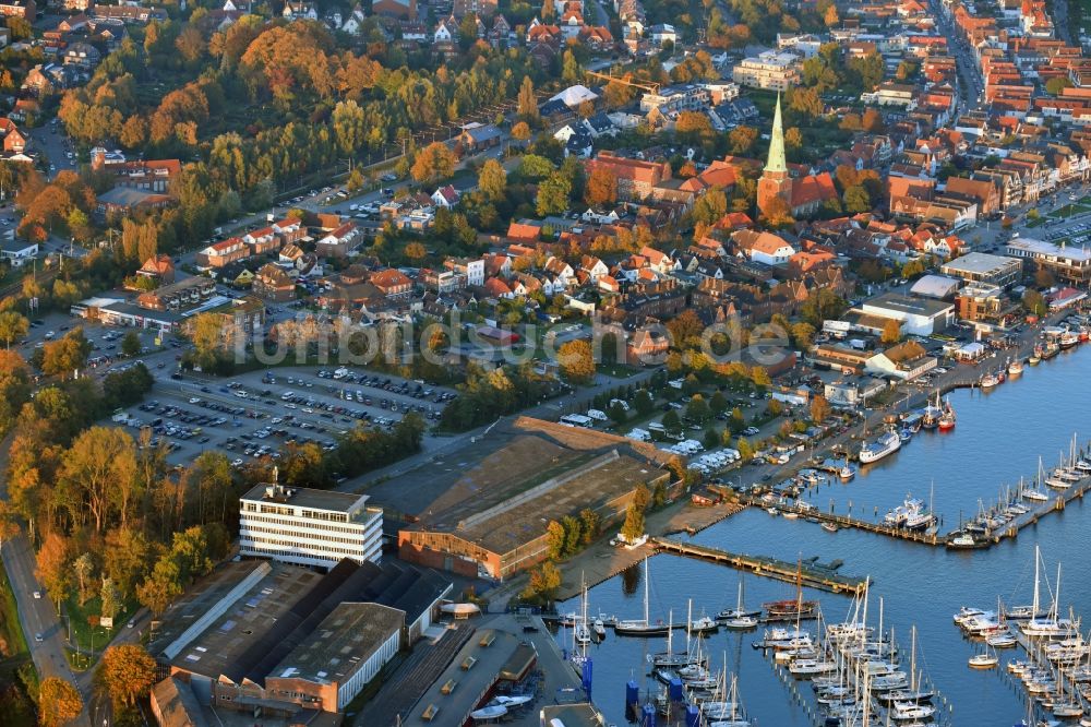 Travemünde aus der Vogelperspektive: Yachthafen mit Sportboot- Anlegestellen und Bootsliegeplätzen am Uferbereich der Trave in Travemünde im Bundesland Schleswig-Holstein, Deutschland