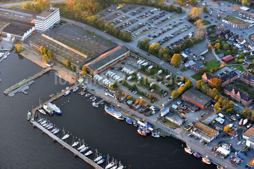 Travemünde aus der Vogelperspektive: Yachthafen mit Sportboot- Anlegestellen und Bootsliegeplätzen am Uferbereich der Trave in Travemünde im Bundesland Schleswig-Holstein, Deutschland