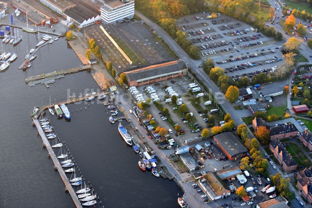 Luftbild Travemünde - Yachthafen mit Sportboot- Anlegestellen und Bootsliegeplätzen am Uferbereich der Trave in Travemünde im Bundesland Schleswig-Holstein, Deutschland