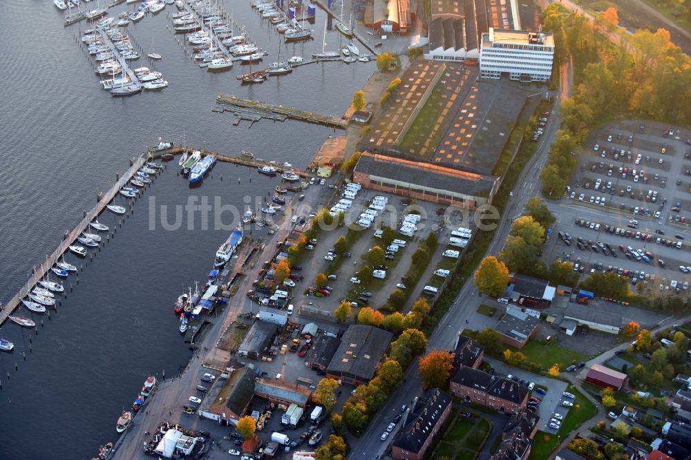 Travemünde von oben - Yachthafen mit Sportboot- Anlegestellen und Bootsliegeplätzen am Uferbereich der Trave in Travemünde im Bundesland Schleswig-Holstein, Deutschland