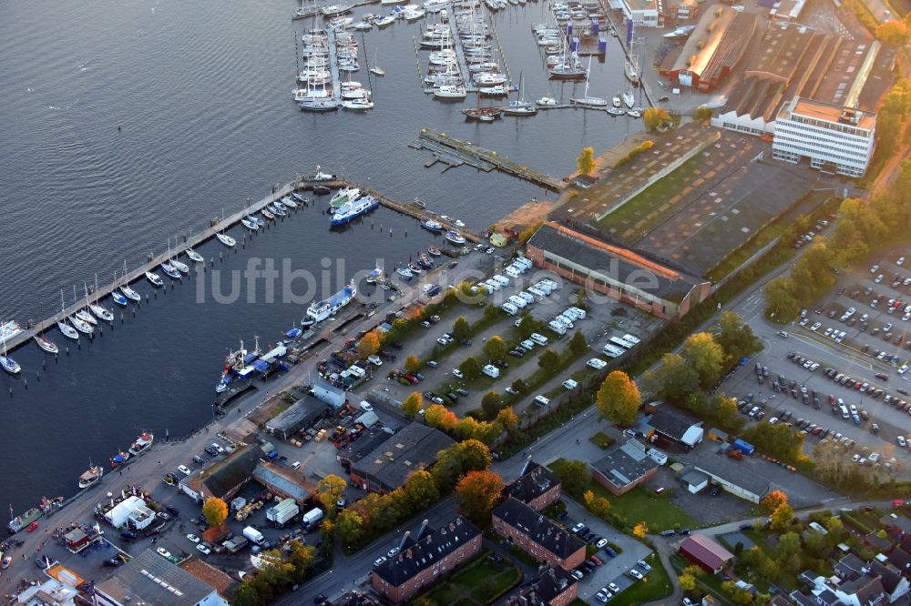 Travemünde aus der Vogelperspektive: Yachthafen mit Sportboot- Anlegestellen und Bootsliegeplätzen am Uferbereich der Trave in Travemünde im Bundesland Schleswig-Holstein, Deutschland