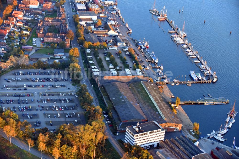 Luftbild Travemünde - Yachthafen mit Sportboot- Anlegestellen und Bootsliegeplätzen am Uferbereich der Trave in Travemünde im Bundesland Schleswig-Holstein, Deutschland