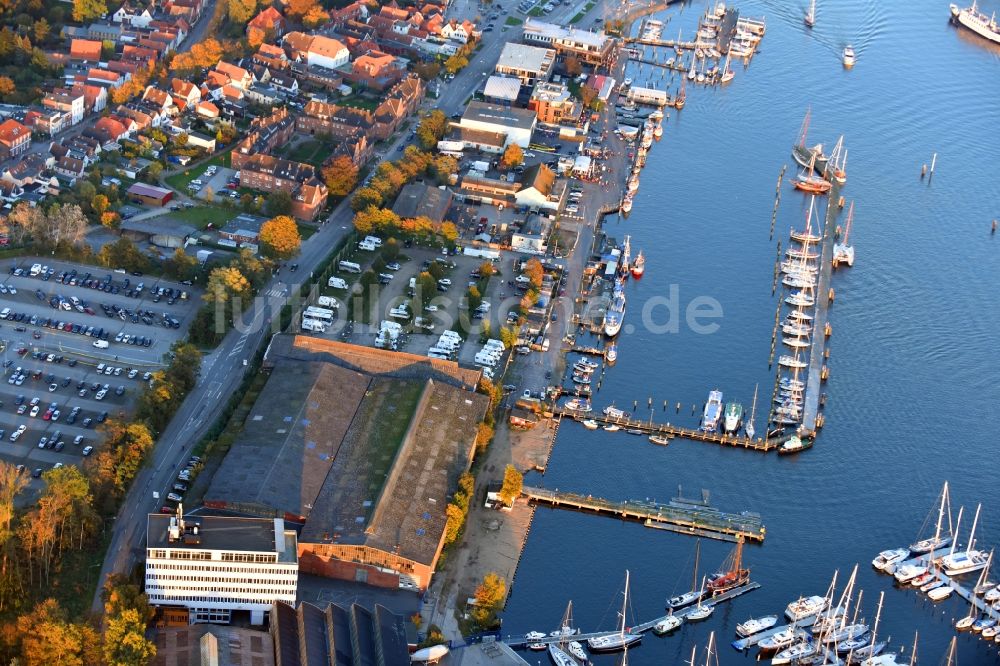 Luftaufnahme Travemünde - Yachthafen mit Sportboot- Anlegestellen und Bootsliegeplätzen am Uferbereich der Trave in Travemünde im Bundesland Schleswig-Holstein, Deutschland