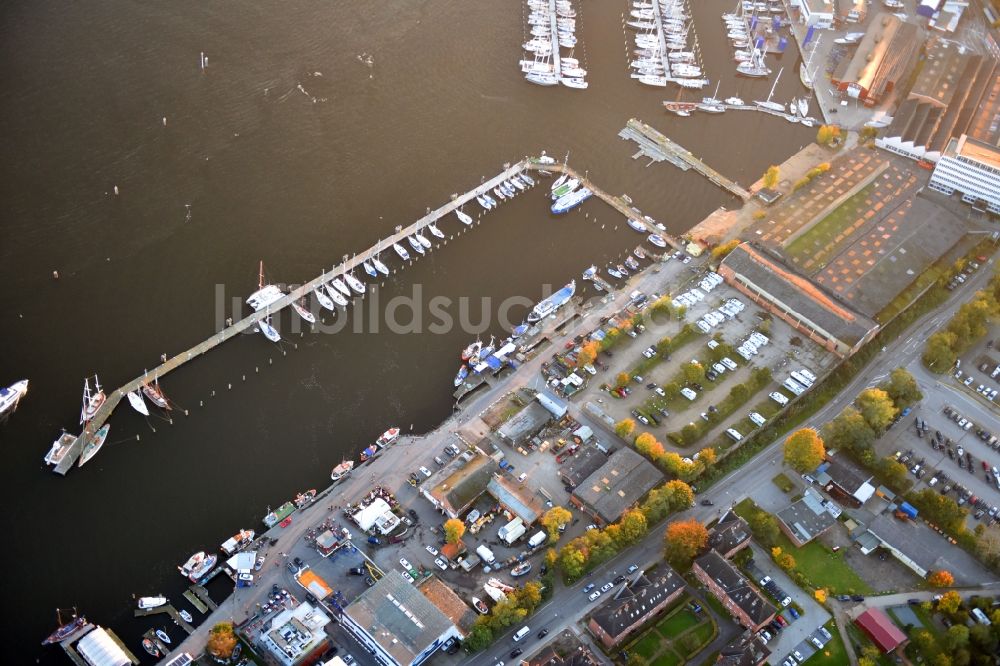 Travemünde von oben - Yachthafen mit Sportboot- Anlegestellen und Bootsliegeplätzen am Uferbereich der Trave in Travemünde im Bundesland Schleswig-Holstein, Deutschland