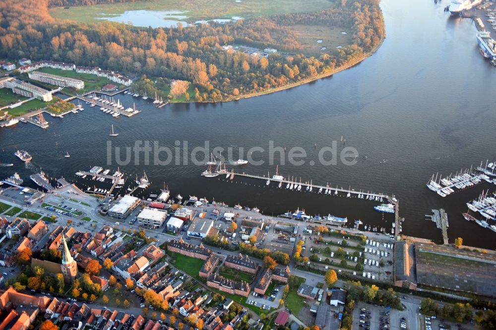 Luftbild Travemünde - Yachthafen mit Sportboot- Anlegestellen und Bootsliegeplätzen am Uferbereich der Trave in Travemünde im Bundesland Schleswig-Holstein, Deutschland