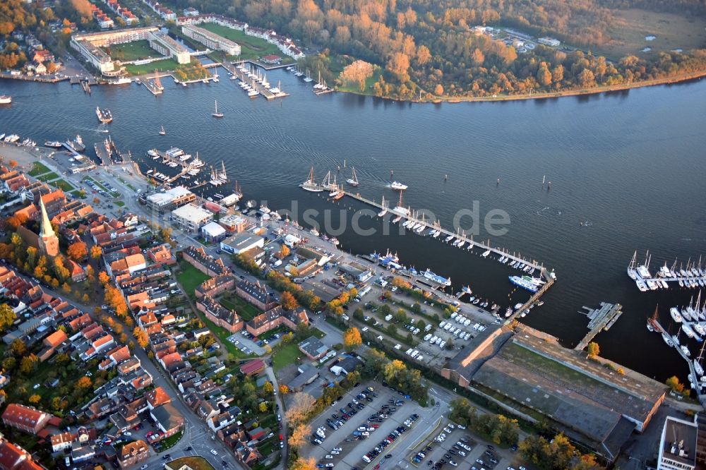 Luftaufnahme Travemünde - Yachthafen mit Sportboot- Anlegestellen und Bootsliegeplätzen am Uferbereich der Trave in Travemünde im Bundesland Schleswig-Holstein, Deutschland