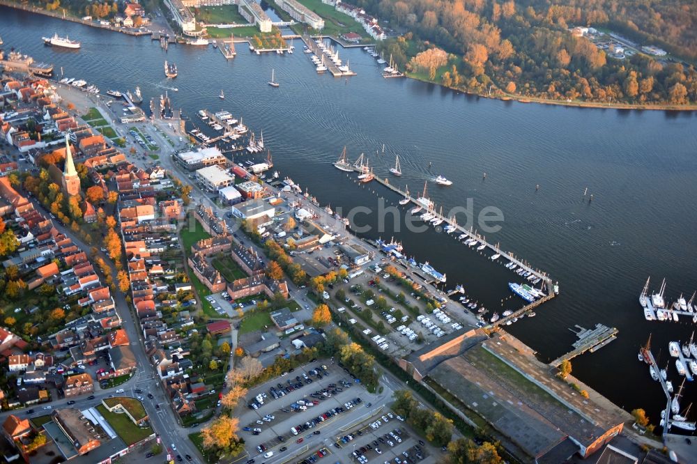 Travemünde von oben - Yachthafen mit Sportboot- Anlegestellen und Bootsliegeplätzen am Uferbereich der Trave in Travemünde im Bundesland Schleswig-Holstein, Deutschland