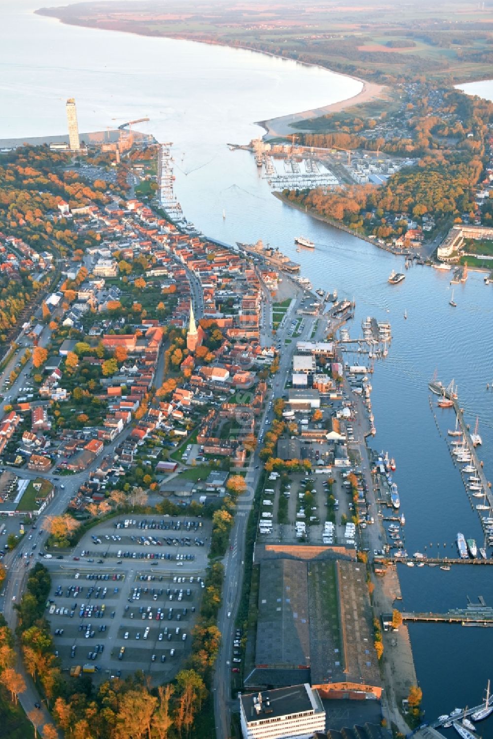 Travemünde aus der Vogelperspektive: Yachthafen mit Sportboot- Anlegestellen und Bootsliegeplätzen am Uferbereich der Trave in Travemünde im Bundesland Schleswig-Holstein, Deutschland