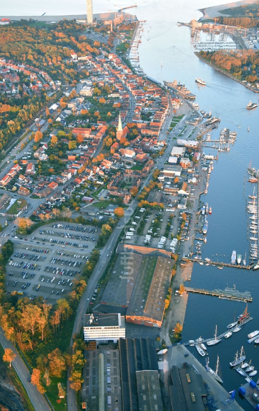 Luftbild Travemünde - Yachthafen mit Sportboot- Anlegestellen und Bootsliegeplätzen am Uferbereich der Trave in Travemünde im Bundesland Schleswig-Holstein, Deutschland