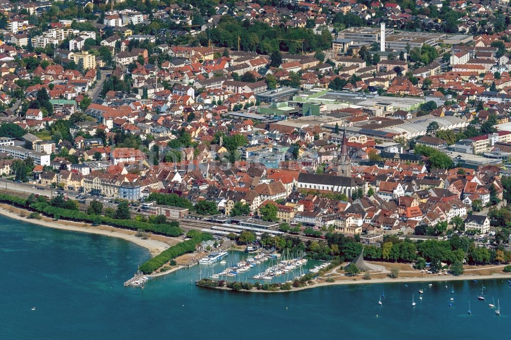 Luftbild Radolfzell am Bodensee - Yachthafen mit Sportboot- Anlegestellen und Bootsliegeplätzen am Uferbereich und Uferbereich in Radolfzell am Bodensee im Bundesland Baden-Württemberg, Deutschland