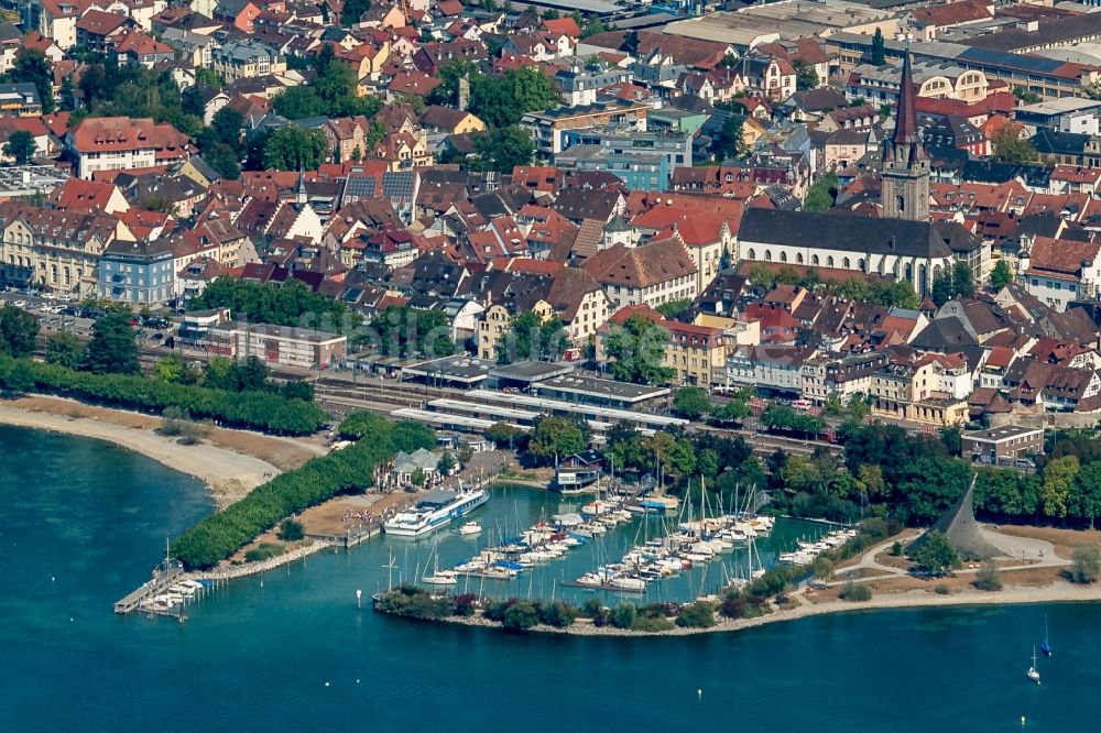 Luftaufnahme Radolfzell am Bodensee - Yachthafen mit Sportboot- Anlegestellen und Bootsliegeplätzen am Uferbereich und Uferbereich in Radolfzell am Bodensee im Bundesland Baden-Württemberg, Deutschland