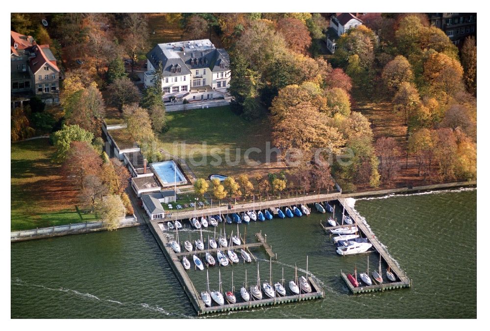 Luftbild Berlin - Yachthafen mit Sportboot- Anlegestellen und Bootsliegeplätzen am Uferbereich des Wannsee im Ortsteil Wannsee in Berlin, Deutschland