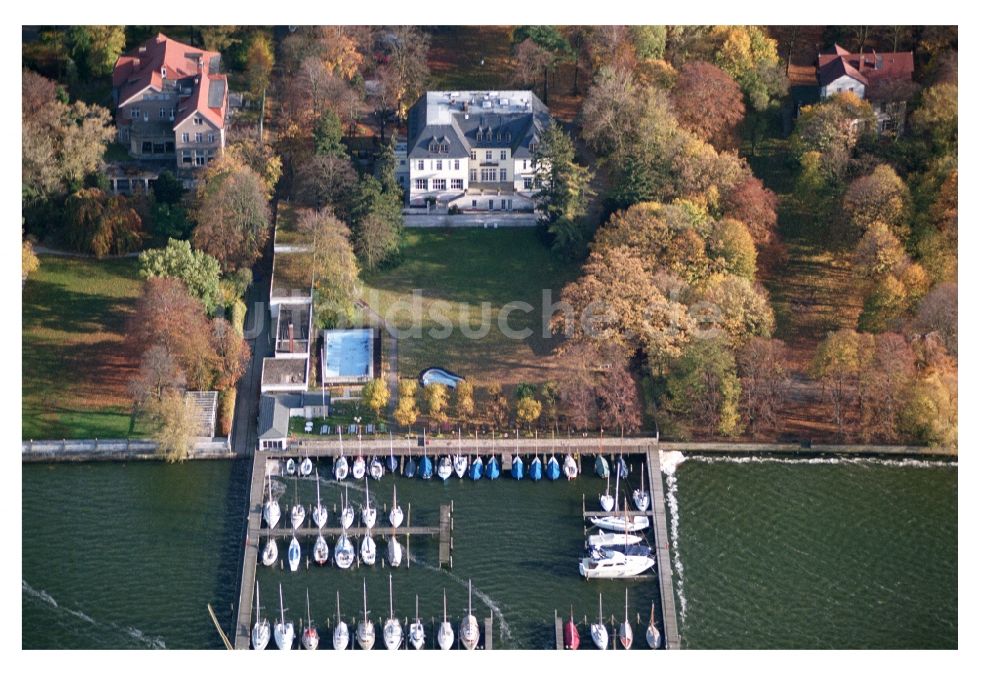 Berlin von oben - Yachthafen mit Sportboot- Anlegestellen und Bootsliegeplätzen am Uferbereich des Wannsee im Ortsteil Wannsee in Berlin, Deutschland