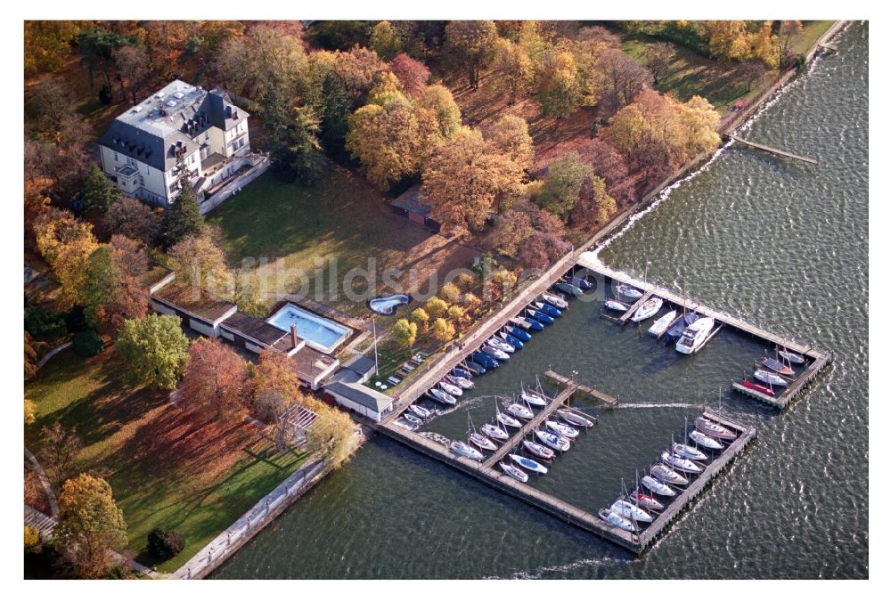 Berlin aus der Vogelperspektive: Yachthafen mit Sportboot- Anlegestellen und Bootsliegeplätzen am Uferbereich des Wannsee im Ortsteil Wannsee in Berlin, Deutschland