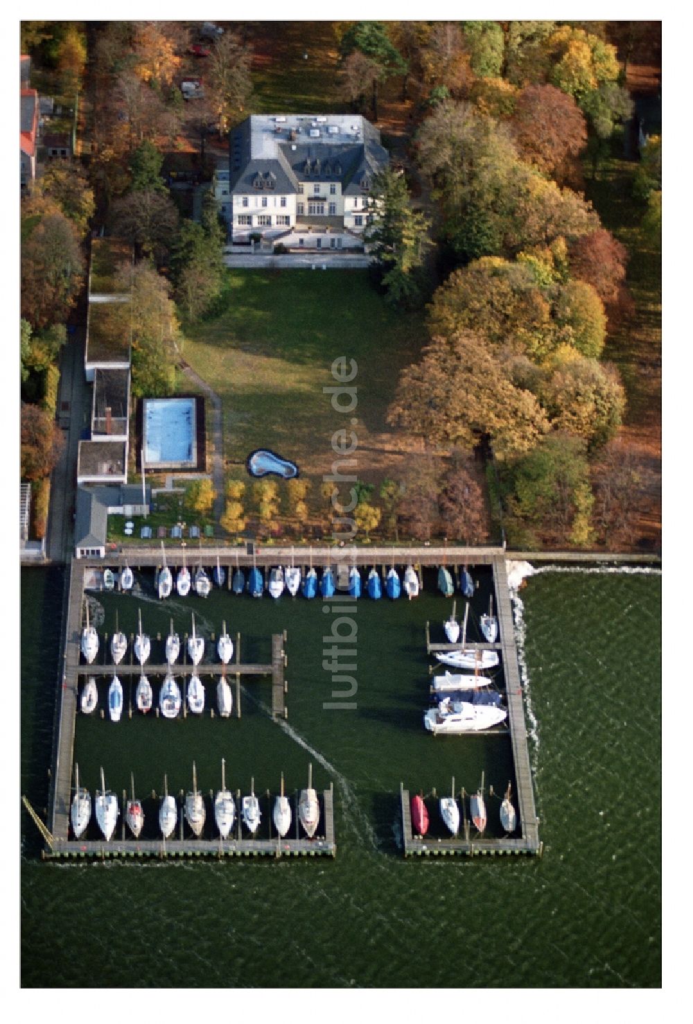 Luftaufnahme Berlin - Yachthafen mit Sportboot- Anlegestellen und Bootsliegeplätzen am Uferbereich des Wannsee im Ortsteil Wannsee in Berlin, Deutschland