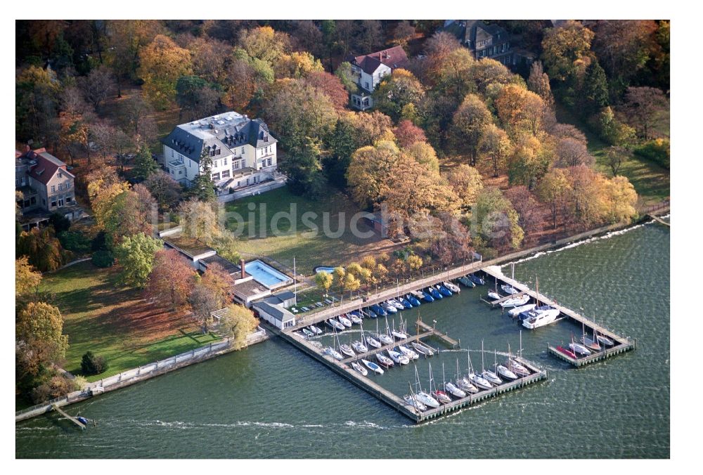 Berlin von oben - Yachthafen mit Sportboot- Anlegestellen und Bootsliegeplätzen am Uferbereich des Wannsee im Ortsteil Wannsee in Berlin, Deutschland