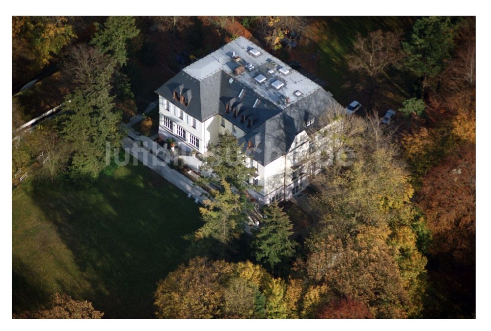 Luftbild Berlin - Yachthafen mit Sportboot- Anlegestellen und Bootsliegeplätzen am Uferbereich des Wannsee im Ortsteil Wannsee in Berlin, Deutschland