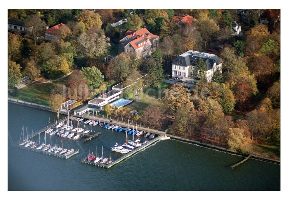 Luftaufnahme Berlin - Yachthafen mit Sportboot- Anlegestellen und Bootsliegeplätzen am Uferbereich des Wannsee im Ortsteil Wannsee in Berlin, Deutschland