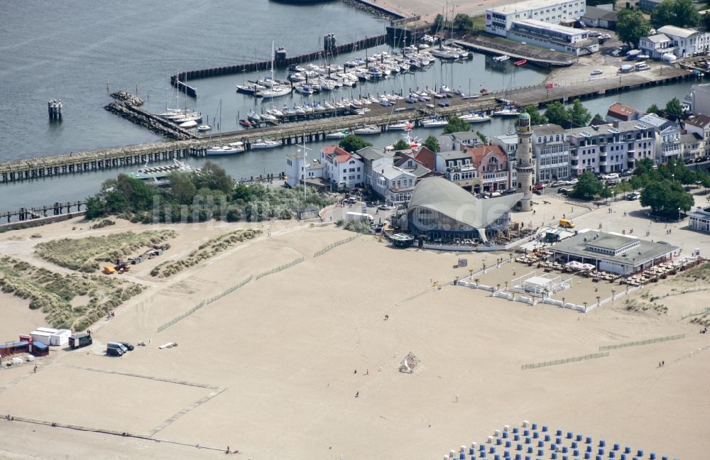 Luftaufnahme Rostock - Yachthafen mit Sportboot- Anlegestellen und Bootsliegeplätzen am Uferbereich Warnemünde in Rostock im Bundesland Mecklenburg-Vorpommern, Deutschland