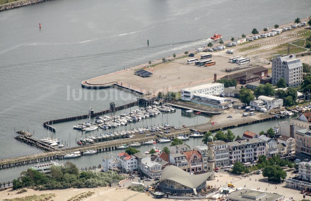 Rostock von oben - Yachthafen mit Sportboot- Anlegestellen und Bootsliegeplätzen am Uferbereich Warnemünde in Rostock im Bundesland Mecklenburg-Vorpommern, Deutschland