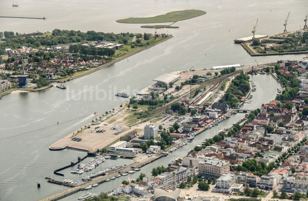 Rostock aus der Vogelperspektive: Yachthafen mit Sportboot- Anlegestellen und Bootsliegeplätzen am Uferbereich Warnemünde in Rostock im Bundesland Mecklenburg-Vorpommern, Deutschland