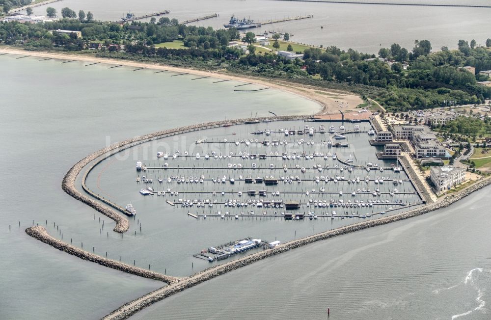 Rostock aus der Vogelperspektive: Yachthafen mit Sportboot- Anlegestellen und Bootsliegeplätzen am Uferbereich Warnemünde in Rostock im Bundesland Mecklenburg-Vorpommern, Deutschland