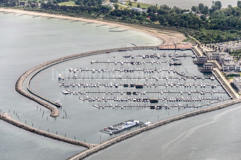 Luftbild Rostock - Yachthafen mit Sportboot- Anlegestellen und Bootsliegeplätzen am Uferbereich Warnemünde in Rostock im Bundesland Mecklenburg-Vorpommern, Deutschland