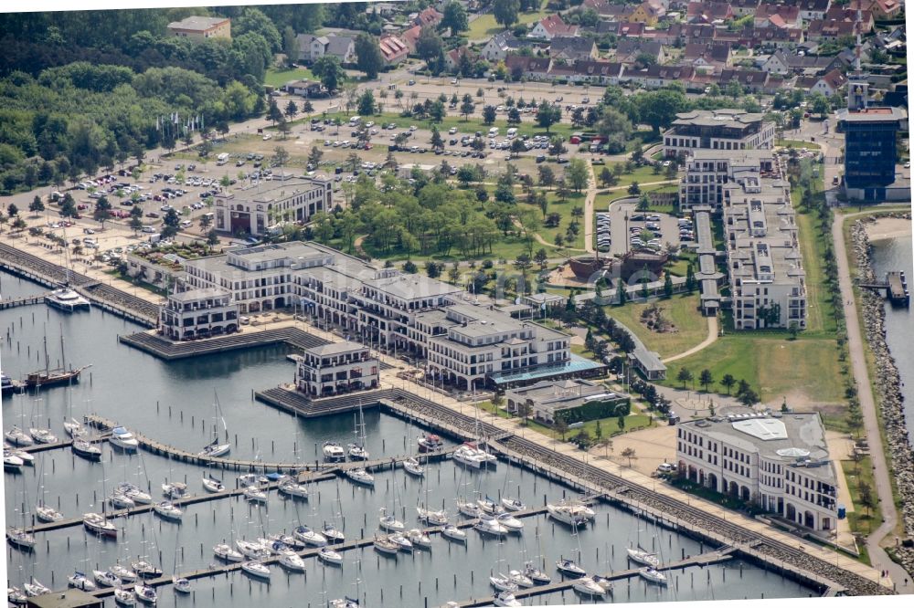 Luftaufnahme Rostock - Yachthafen mit Sportboot- Anlegestellen und Bootsliegeplätzen am Uferbereich Warnemünde in Rostock im Bundesland Mecklenburg-Vorpommern, Deutschland