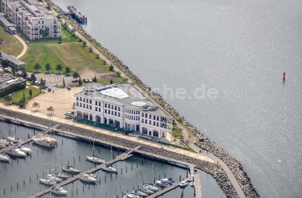 Rostock von oben - Yachthafen mit Sportboot- Anlegestellen und Bootsliegeplätzen am Uferbereich Warnemünde in Rostock im Bundesland Mecklenburg-Vorpommern, Deutschland