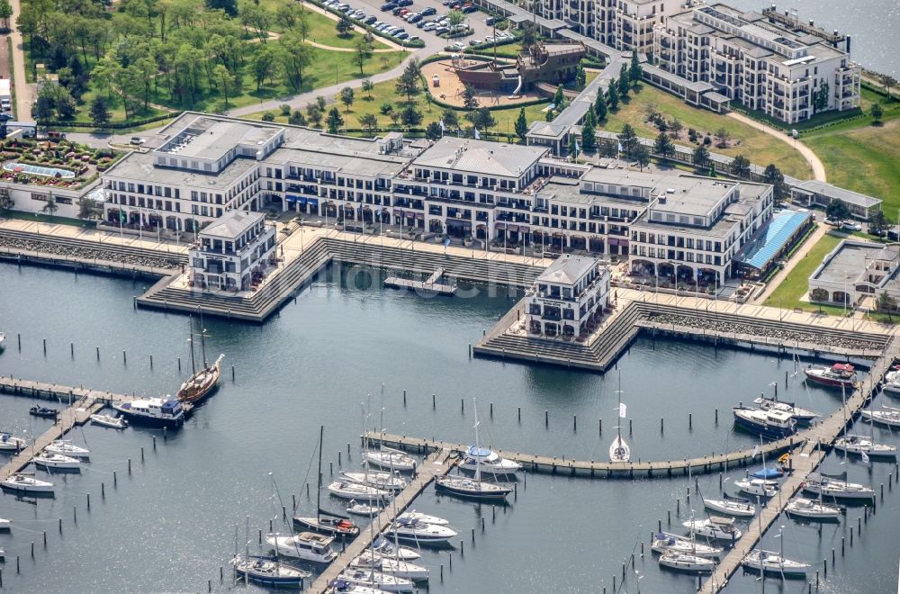 Luftbild Rostock - Yachthafen mit Sportboot- Anlegestellen und Bootsliegeplätzen am Uferbereich Warnemünde in Rostock im Bundesland Mecklenburg-Vorpommern, Deutschland