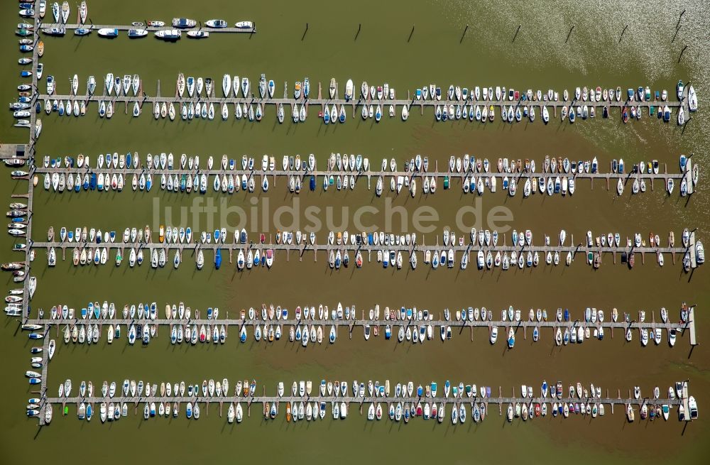 Luftaufnahme Wedel - Yachthafen mit Sportboot- Anlegestellen und Bootsliegeplätzen am Uferbereich in Wedel im Bundesland Schleswig-Holstein