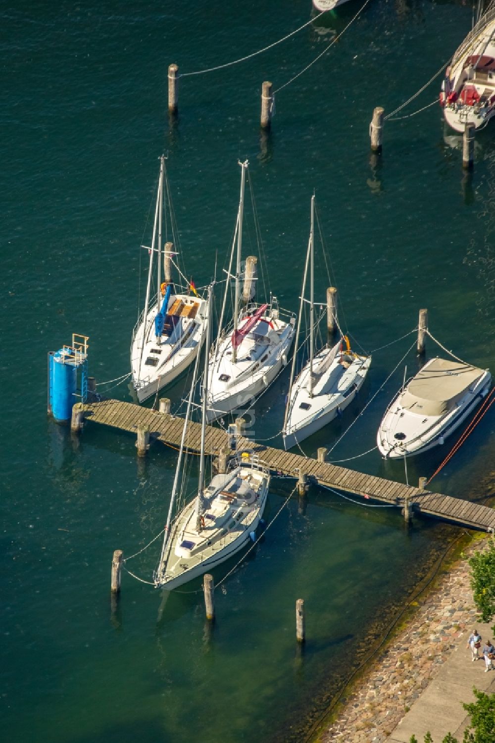 Luftbild Wedel - Yachthafen mit Sportboot- Anlegestellen und Bootsliegeplätzen am Uferbereich in Wedel im Bundesland Schleswig-Holstein