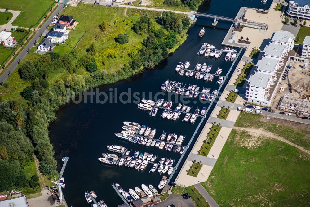 Luftbild Werder (Havel) - Yachthafen mit Sportboot- Anlegestellen und Bootsliegeplätzen am Uferbereich Werder (Havel) in Werder (Havel) im Bundesland Brandenburg, Deutschland