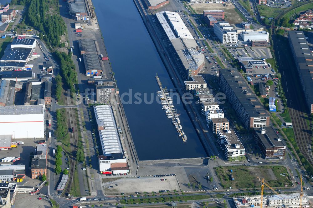 Bremen von oben - Yachthafen mit Sportboot- Anlegestellen und Bootsliegeplätzen am Uferbereich der Weser in Bremen, Deutschland