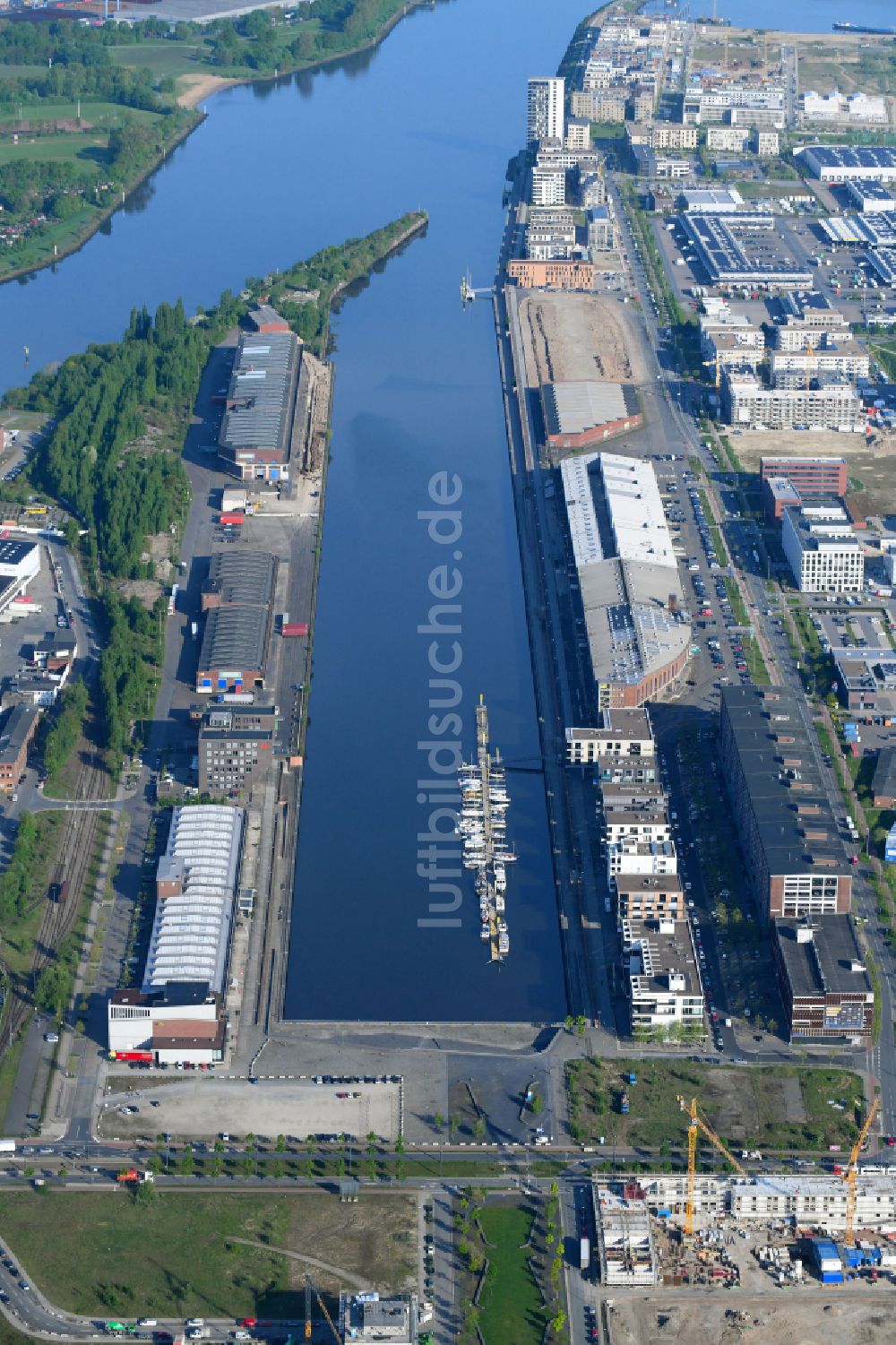 Bremen aus der Vogelperspektive: Yachthafen mit Sportboot- Anlegestellen und Bootsliegeplätzen am Uferbereich der Weser in Bremen, Deutschland